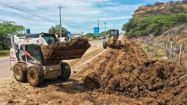 maquinaria realizando limpieza de vía por derrumbe