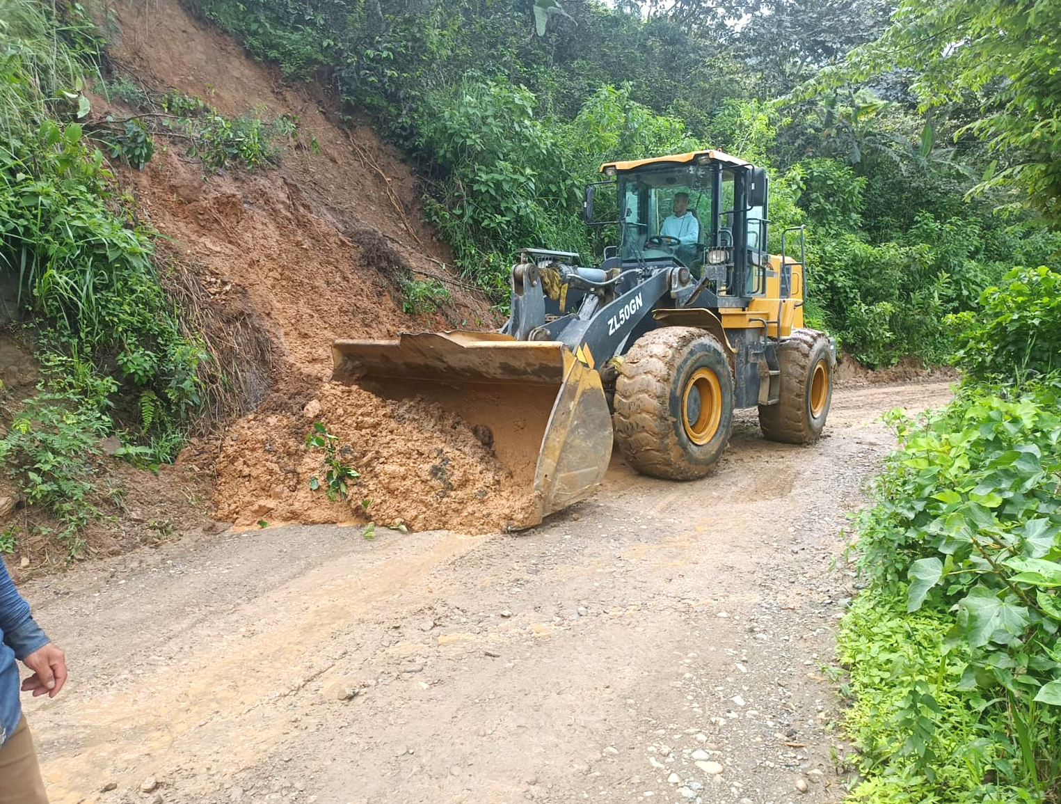 maquinaria realizando limpieza de camino vecinal