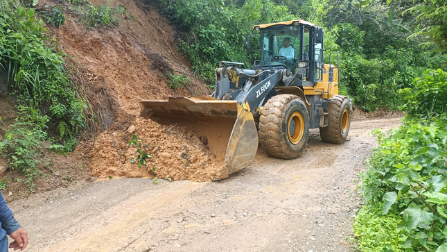 maquinaria realizando limpieza de camino vecinal