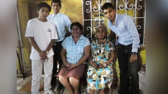 Becario Javier junto a su familia.