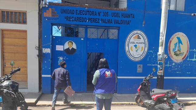 Representante de la Defensoría del Pueblo en trabajo de supervisión a colegio en Huanta