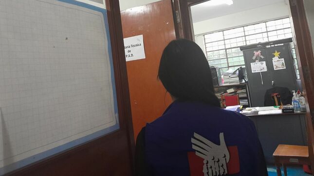 Comisionada de la Defensoría del Pueblo en trabajo de supervisión 
