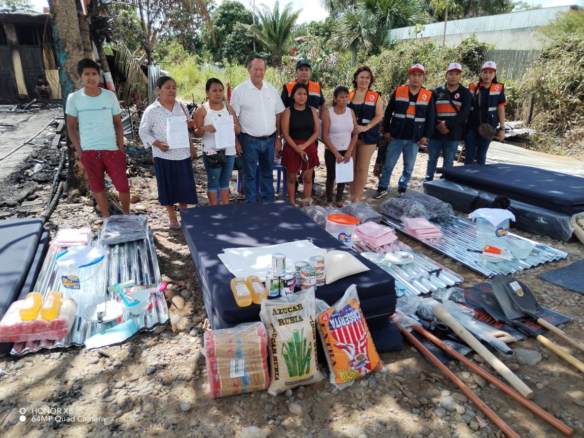 Entrega de bienes de ayuda humanitaria a damnificados de incendio