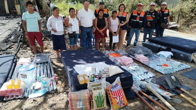 Entrega de bienes de ayuda humanitaria a damnificados de incendio