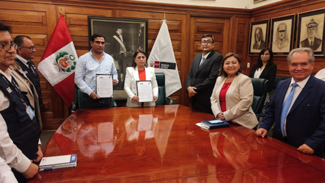 Gobernador firma adenda para iniciar proyecto del Hospital de Alta Complejidad para Piura