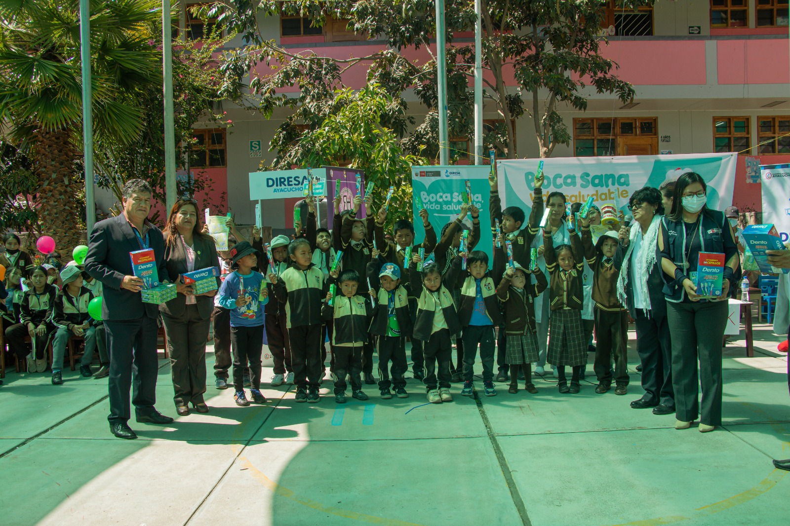 LOS ESTUDIANTES RECIBIERON PASTA DENTAL Y CEPILLO