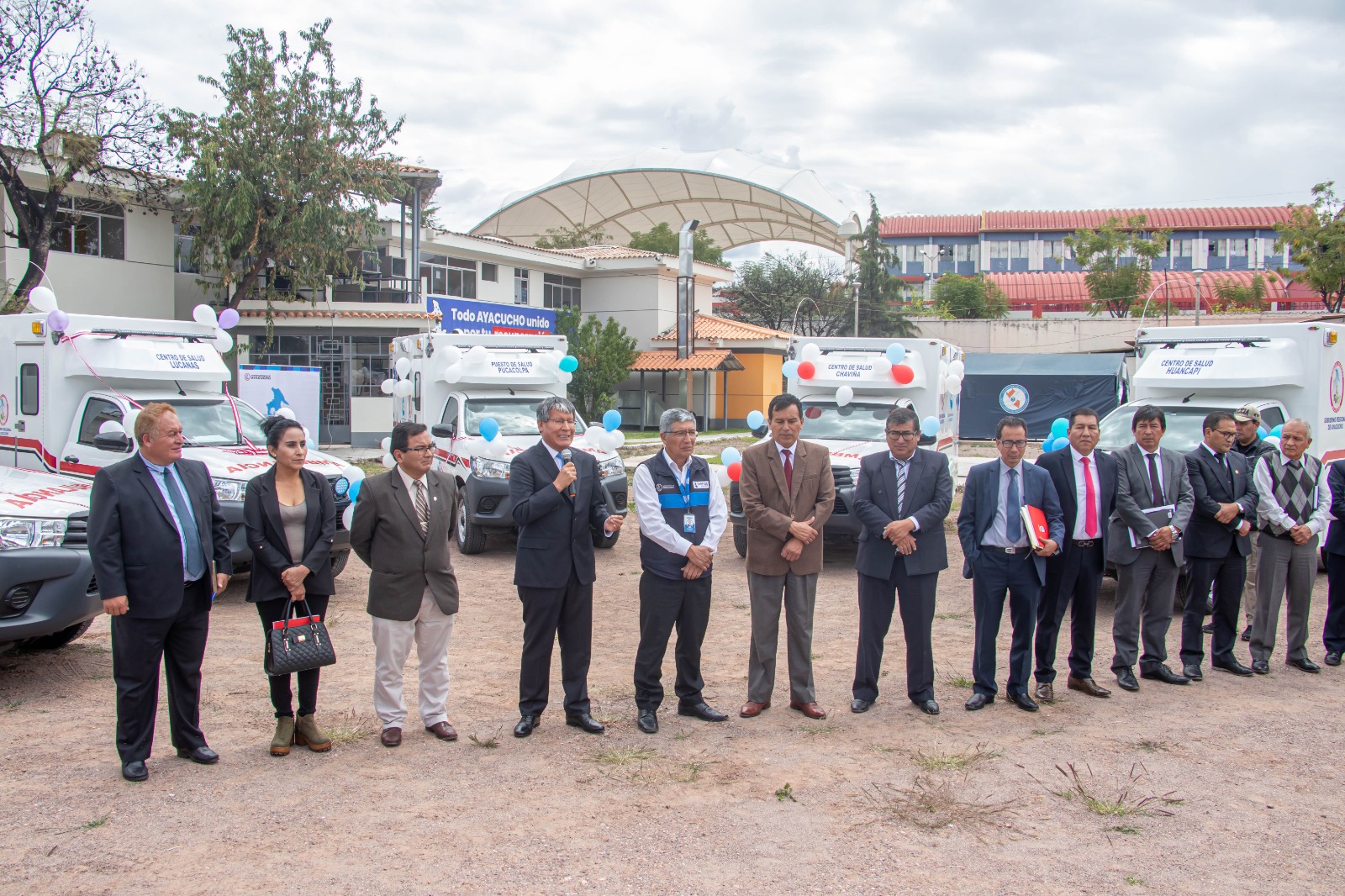 Autoridades regionales y provinciales, participaron en la ceremonia de entrega de ambulancias. 