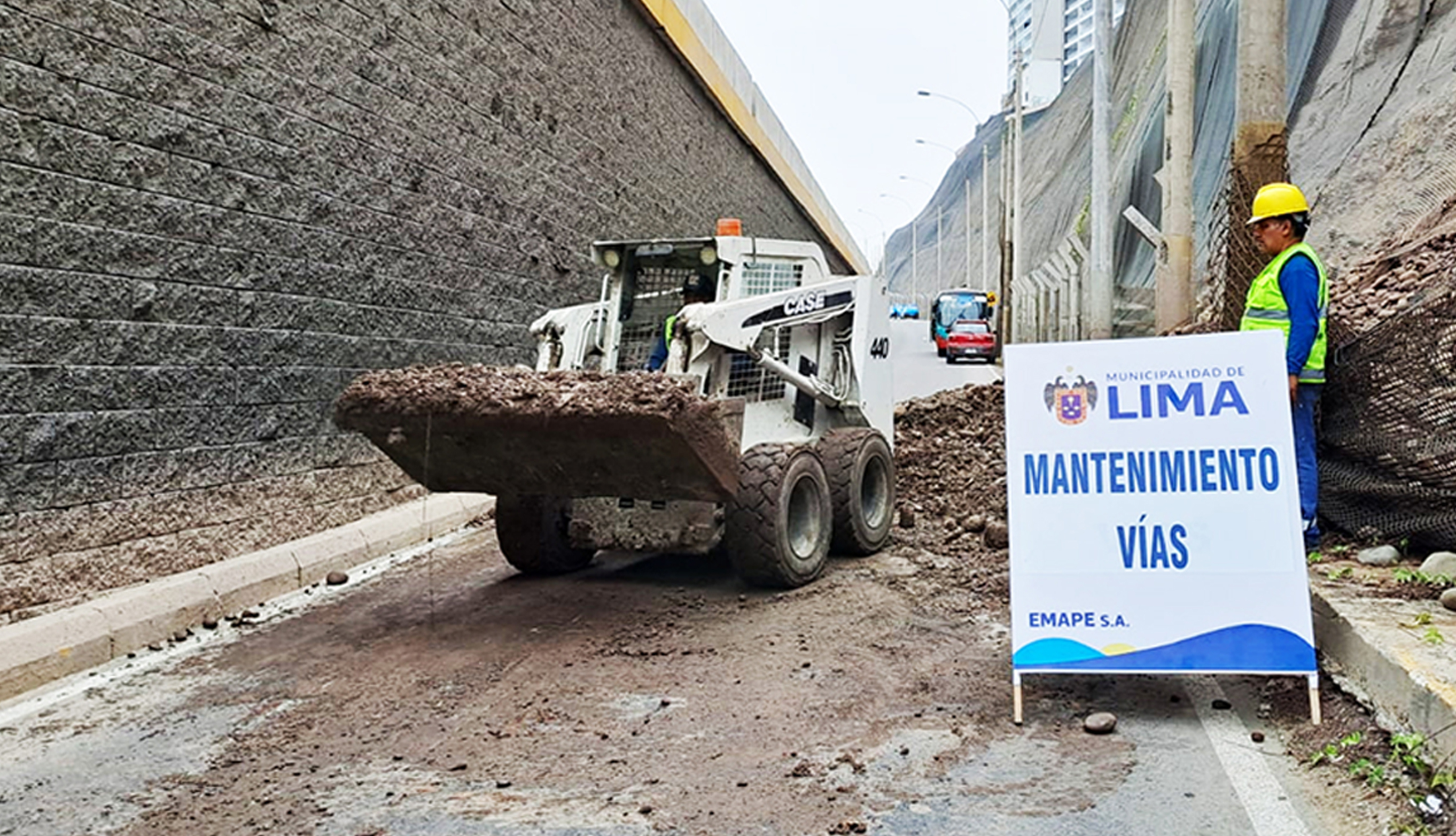 Limpieza y eliminación de material, producto del deslizamiento del suelo del acantilado, a la altura de la subida a la avenida Sucre en Magdalena del Mar.