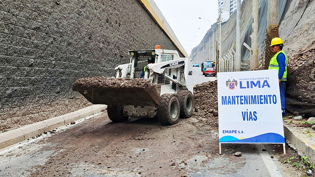 Limpieza y eliminación de material, producto del deslizamiento del suelo del acantilado, a la altura de la subida a la avenida Sucre en Magdalena del Mar.