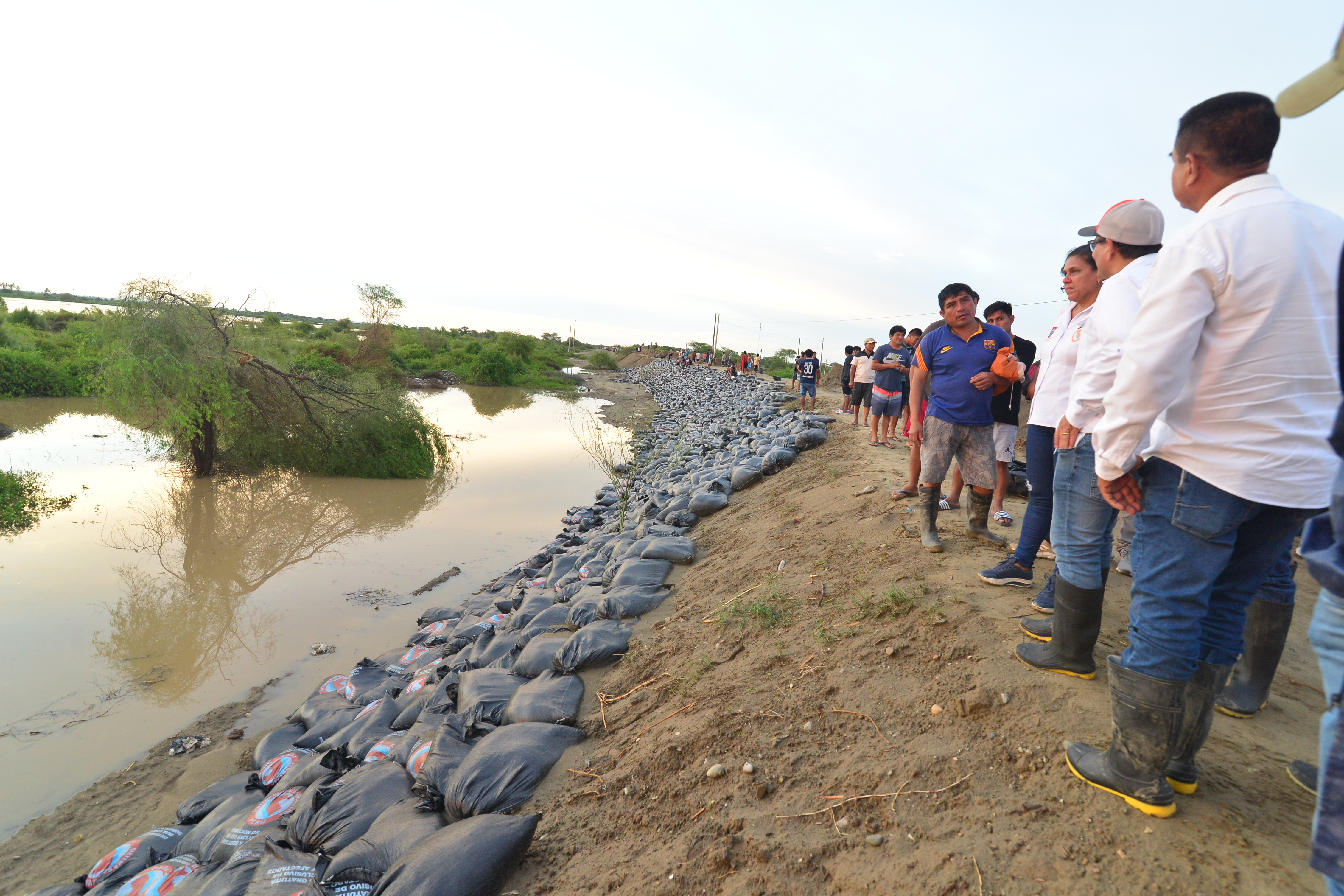 El alcalde llegó hasta Cura Mori para inspeccionar las defensas ribereñas