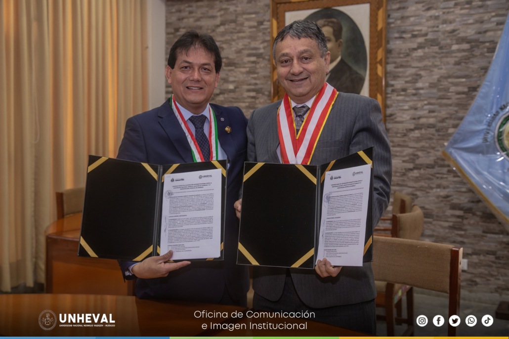 La Universidad Nacional Hermilio Valdizán y la Municipalidad, firmaron un convenio de colaboración interinstitucional, que busca fortalecer los lazos entre ambas instituciones y promover el desarrollo local. El acuerdo fue firmado por el Rector de la Universidad, doctor Guillermo Bocangel y el alcalde de la Municipalidad señor Roger Hidalgo Panduro, quienes destacaron la importancia de esta alianza para el crecimiento de la región.
Entre los objetivos de este convenio se encuentra el fomento de la educación y la cultura en la comunidad, a través de proyectos conjuntos que involucren a estudiantes, docentes y funcionarios municipales. Además, se buscará el intercambio de conocimientos y experiencias en temas de interés común, como el medio ambiente, la tecnología y la innovación. Asimismo, impulsará el fortalecimiento de la formación profesional de pregrado y posgrado como prácticas preprofesionales, trabajos de investigación o tesis y desarrollo de actividades culturales, todo ello a efectos de ofrecer servicios de calidad a la población amarilense.
El convenio también contempla la realización de actividades de investigación y extensión universitaria en la Municipalidad, con el fin de contribuir al desarrollo de políticas públicas y soluciones innovadoras.
El rector valdizano expresó su satisfacción por la firma de este convenio, y destacó que “esta alianza permitirá a la Universidad estar más cerca de la comunidad, y colaborar en la solución de los desafíos que enfrenta la región”. Por su parte, el alcalde señaló que la alianza estratégica universidad – municipio es una gran oportunidad para potenciar el desarrollo local.