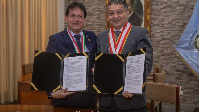 La Universidad Nacional Hermilio Valdizán y la Municipalidad, firmaron un convenio de colaboración interinstitucional, que busca fortalecer los lazos entre ambas instituciones y promover el desarrollo local. El acuerdo fue firmado por el Rector de la Universidad, doctor Guillermo Bocangel y el alcalde de la Municipalidad señor Roger Hidalgo Panduro, quienes destacaron la importancia de esta alianza para el crecimiento de la región.
Entre los objetivos de este convenio se encuentra el fomento de la educación y la cultura en la comunidad, a través de proyectos conjuntos que involucren a estudiantes, docentes y funcionarios municipales. Además, se buscará el intercambio de conocimientos y experiencias en temas de interés común, como el medio ambiente, la tecnología y la innovación. Asimismo, impulsará el fortalecimiento de la formación profesional de pregrado y posgrado como prácticas preprofesionales, trabajos de investigación o tesis y desarrollo de actividades culturales, todo ello a efectos de ofrecer servicios de calidad a la población amarilense.
El convenio también contempla la realización de actividades de investigación y extensión universitaria en la Municipalidad, con el fin de contribuir al desarrollo de políticas públicas y soluciones innovadoras.
El rector valdizano expresó su satisfacción por la firma de este convenio, y destacó que “esta alianza permitirá a la Universidad estar más cerca de la comunidad, y colaborar en la solución de los desafíos que enfrenta la región”. Por su parte, el alcalde señaló que la alianza estratégica universidad – municipio es una gran oportunidad para potenciar el desarrollo local.

