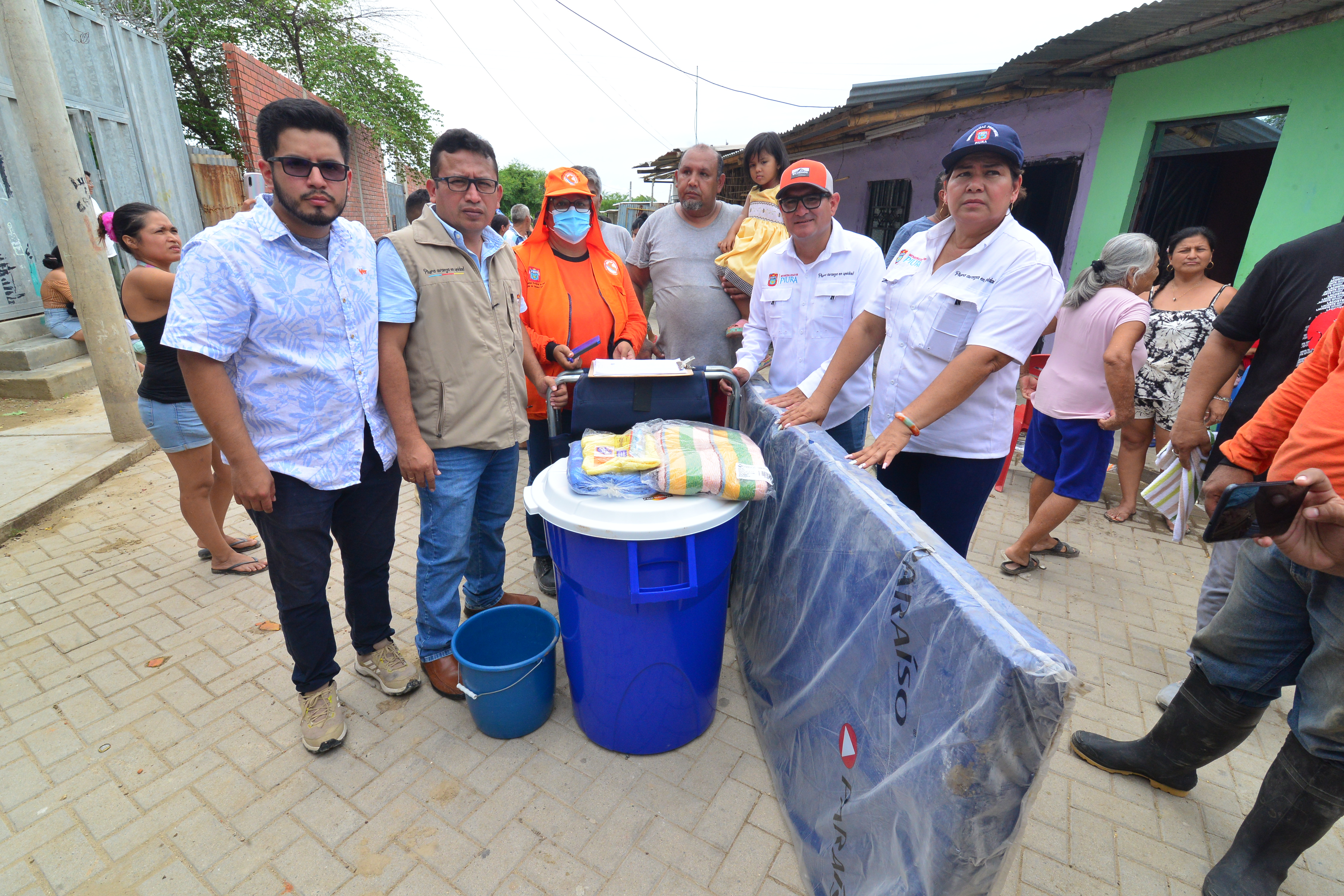 El alcalde fue el primero en llegar a la zona afectada llevando ayuda