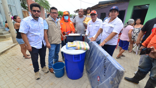 El alcalde fue el primero en llegar a la zona afectada llevando ayuda