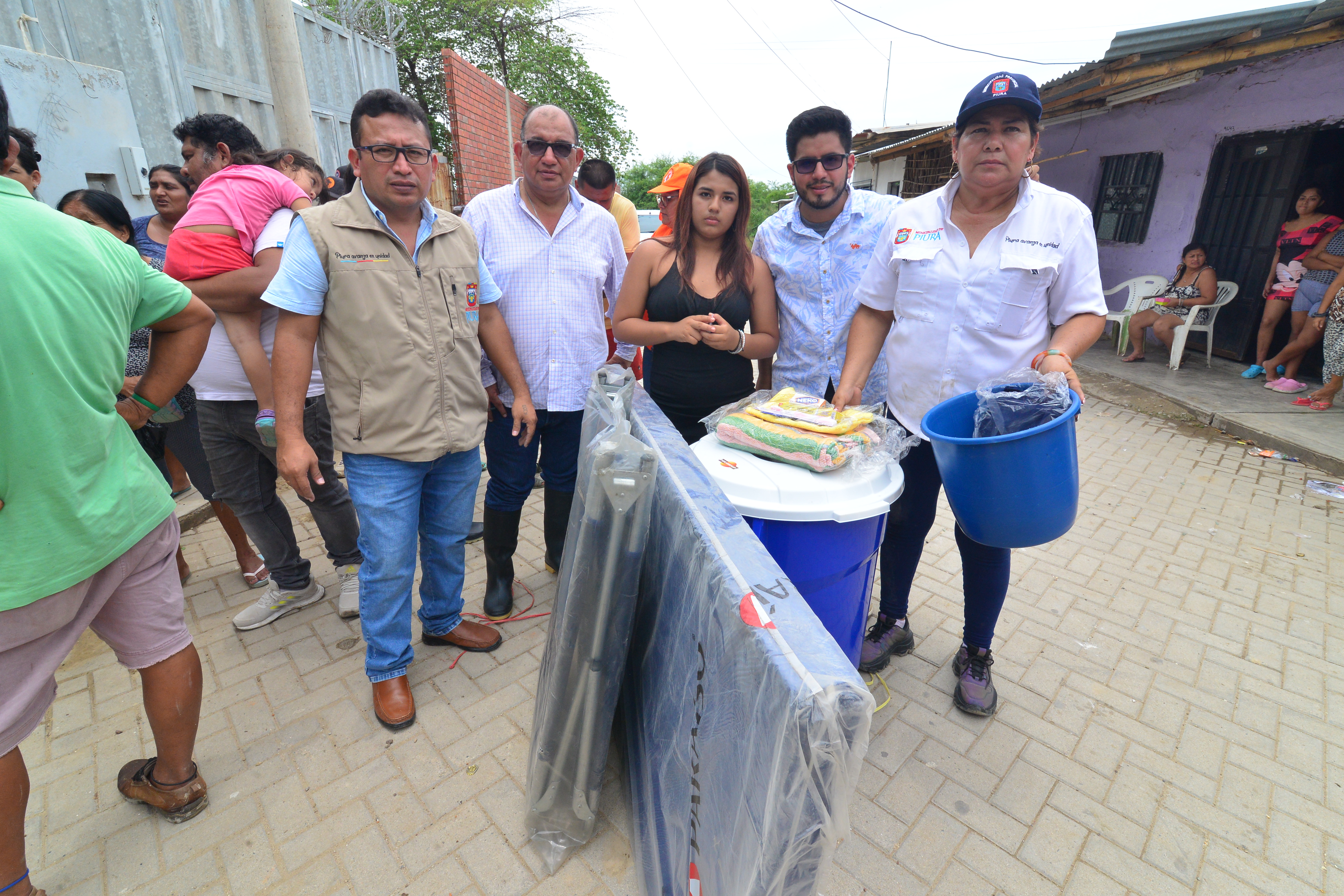 El gerente municipal, Jorge Cabellos, también partició en la entrega