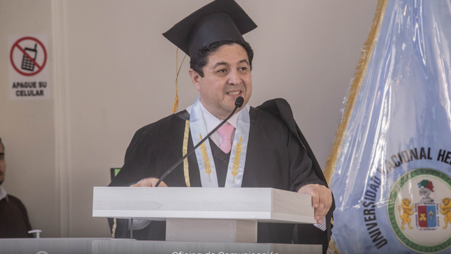 La Universidad Nacional Hermilio Valdizán otorgo el título honorífico de Doctor Honoris Causa al alcalde de Independence en Michigan, Estados Unidos, José Aliaga, en reconocimiento a su destacada trayectoria profesional y labor en favor del desarrollo de la comunidad.
La ceremonia de condecoración se llevó a cabo en el auditorio de la Facultad de Derecho y Ciencias Políticas de la UNHEVAL y fue presidida por el rector, Dr. Guillermo Bocangel Weydert, en presencia de la vicerrectora académica, Dra. Nancy Veramendi Villavicencios, decano de la Facultad de Derecho y Ciencias Políticas Dr. José Mandujano Rubín, docentes y estudiantes: así con la participación del alcalde de Huánuco, señor Antonio Jara Gallardo y el alcalde del Distrito de Amarilis, Roger Hidalgo Panduro.
Durante su clase magistral, el distinguido José Aliaga, quien es peruano de nacimiento, expresó su agradecimiento por el reconocimiento y reafirmó su compromiso con nuestro país y, especialmente con Huánuco, donde pasó parte de su infancia. Además, señaló que su propósito es colaborar con la universidad en la realización de diversos proyectos. Resalto que trabajara de la mano con la UNHEVAL en proyectos que contribuyan al desarrollo sostenible de nuestra región y nuestro país
La distinción es un reconocimiento a su ardua labor y compromiso con la sociedad latinoamericana y nos inspira a seguir trabajando en pro de una educación de calidad y un futuro más próspero para todos.
