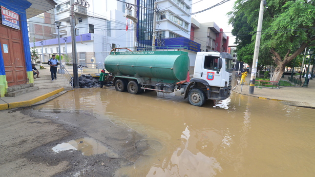La maquinaria municipal sigue trabajando para evacuar las aguas de este sector
