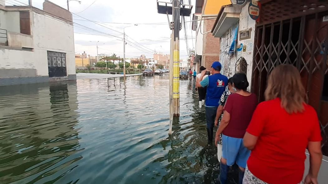 Representante de la Defensoría del Pueblo supervisando zona inundada