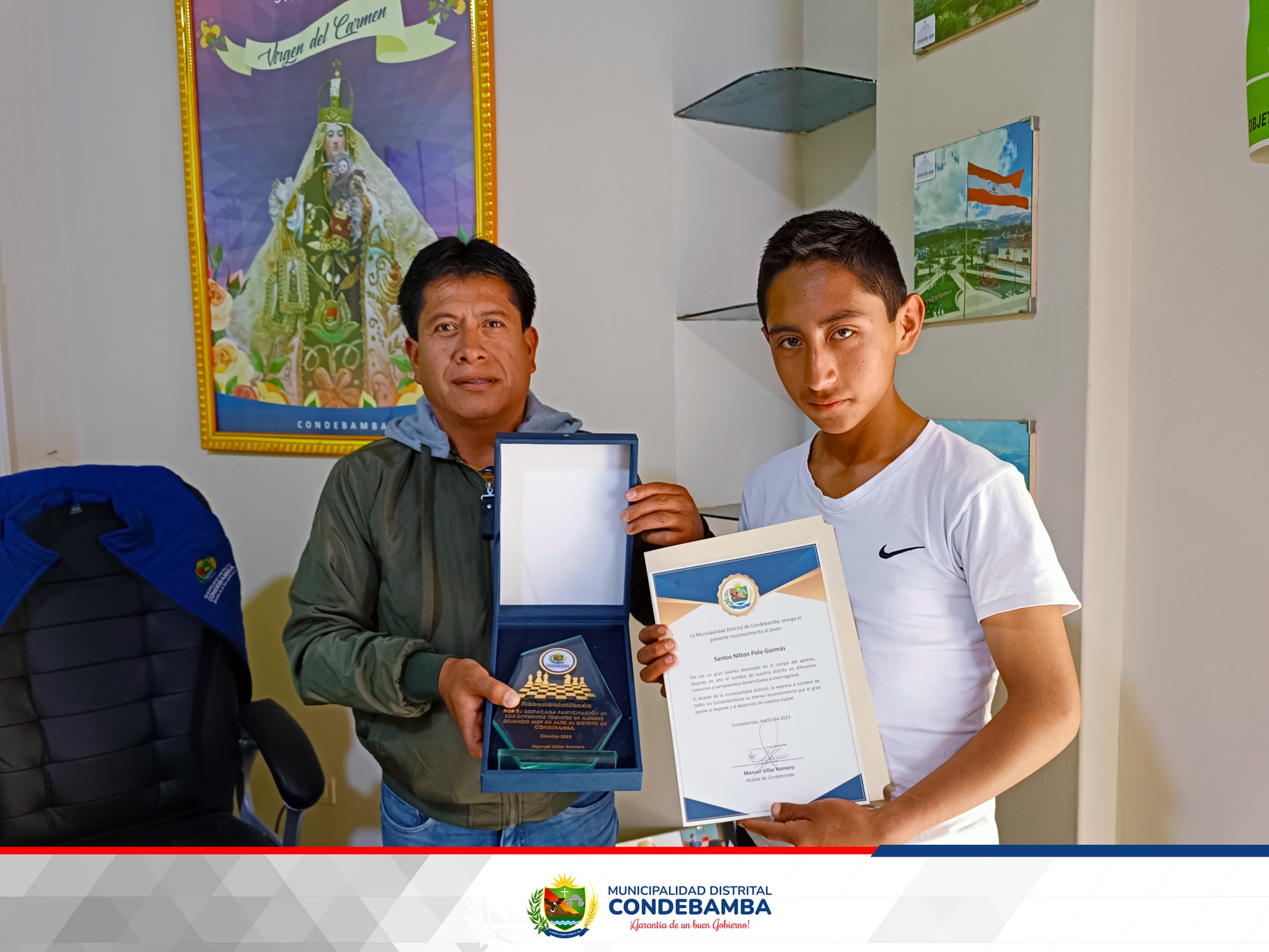 Alcalde Manuel Villar, otorg贸 reconocimiento a joven ajedrecistas por su destacado talento y por dejar en alto el nombre de nuestro distrito en diferentes concursos y campeonatos desarrollados a nivel regional.
Es un orgullo tener j贸venes promesas del ajedrez que dejan en alto el nombre de nuestro distrito y nos comprometemos a seguir apoyando las diferentes disciplinas, pues confiamos en el potencial Condebambino, se帽al贸 el burgomaestre distrital.