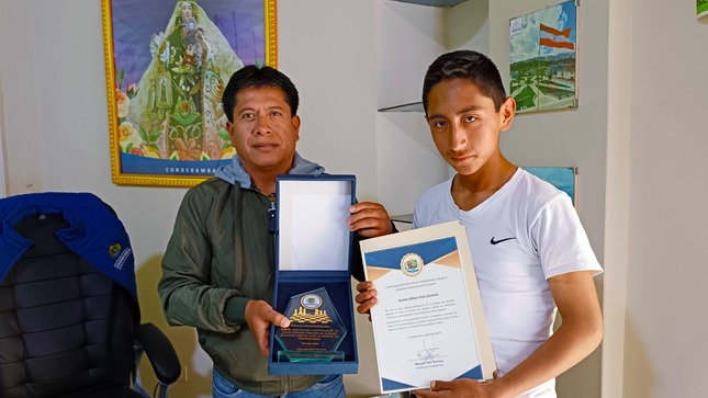 Alcalde Manuel Villar, otorgó reconocimiento a joven ajedrecistas por su destacado talento y por dejar en alto el nombre de nuestro distrito en diferentes concursos y campeonatos desarrollados a nivel regional.
Es un orgullo tener jóvenes promesas del ajedrez que dejan en alto el nombre de nuestro distrito y nos comprometemos a seguir apoyando las diferentes disciplinas, pues confiamos en el potencial Condebambino, señaló el burgomaestre distrital.