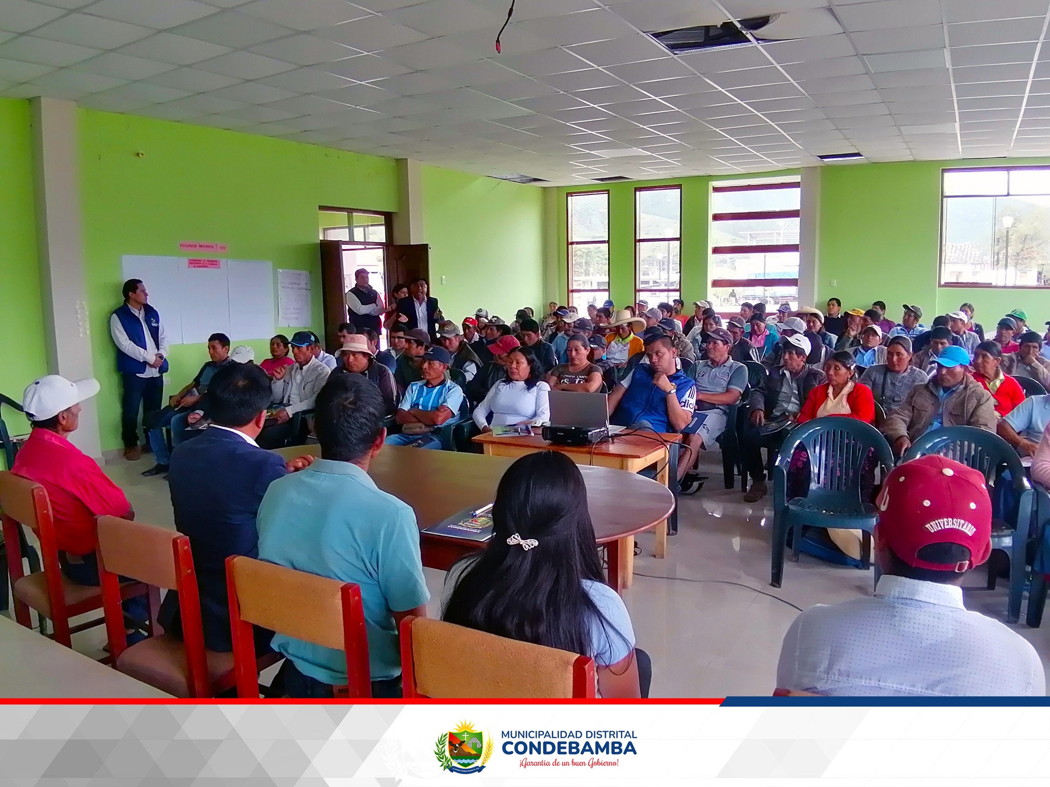 Esta mañana se llevó a cabo el Taller de Presupuesto Participativo para el año fiscal 2024, en el la casa comunal del caserío Bellavista, se contó con la participación de los caseríos de Hualanga, Malcas, Bellavista, Santos Lugares, Osgosgon Vista Alegre, Huañimbita, Huanimba, San Martín, El Porvenir, La Isla, Pomabamba, Chichir, Ayangay, La Esperanza, Tangalbamba Alta, Ogosgon Paucamonte, Huayo, Tangalbamba, Ponte, Mangallana, Naranjos.
Con la presencia del Alcalde Distrital Manuel Villar, se dio inicio a dicho taller, donde la población agradeció la iniciativa del señor alcalde de realizar de manera descentralizada esta actividad. El objetivo del taller es mejorar la eficiencia en la asignación y ejecución de los recursos públicos de acuerdo a las prioridades de la comunidad.