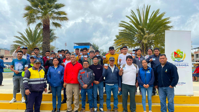 Con la presencia del Gerente Municipal Denis Rojas Bringas y la Subgerencia de Transporte, Tránsito y Seguridad de la Municipalidad de Cajabamba, se llevó a cabo la entrega  de las  licencias de conducir de vehículos menores, a los conductores que aprobaron con éxito todas las evaluaciones.
El objetivo de estas campañas es la descentralización y la celeridad en los trámites, además de la formalización de nuestros hermanos conductores Condebambinos.