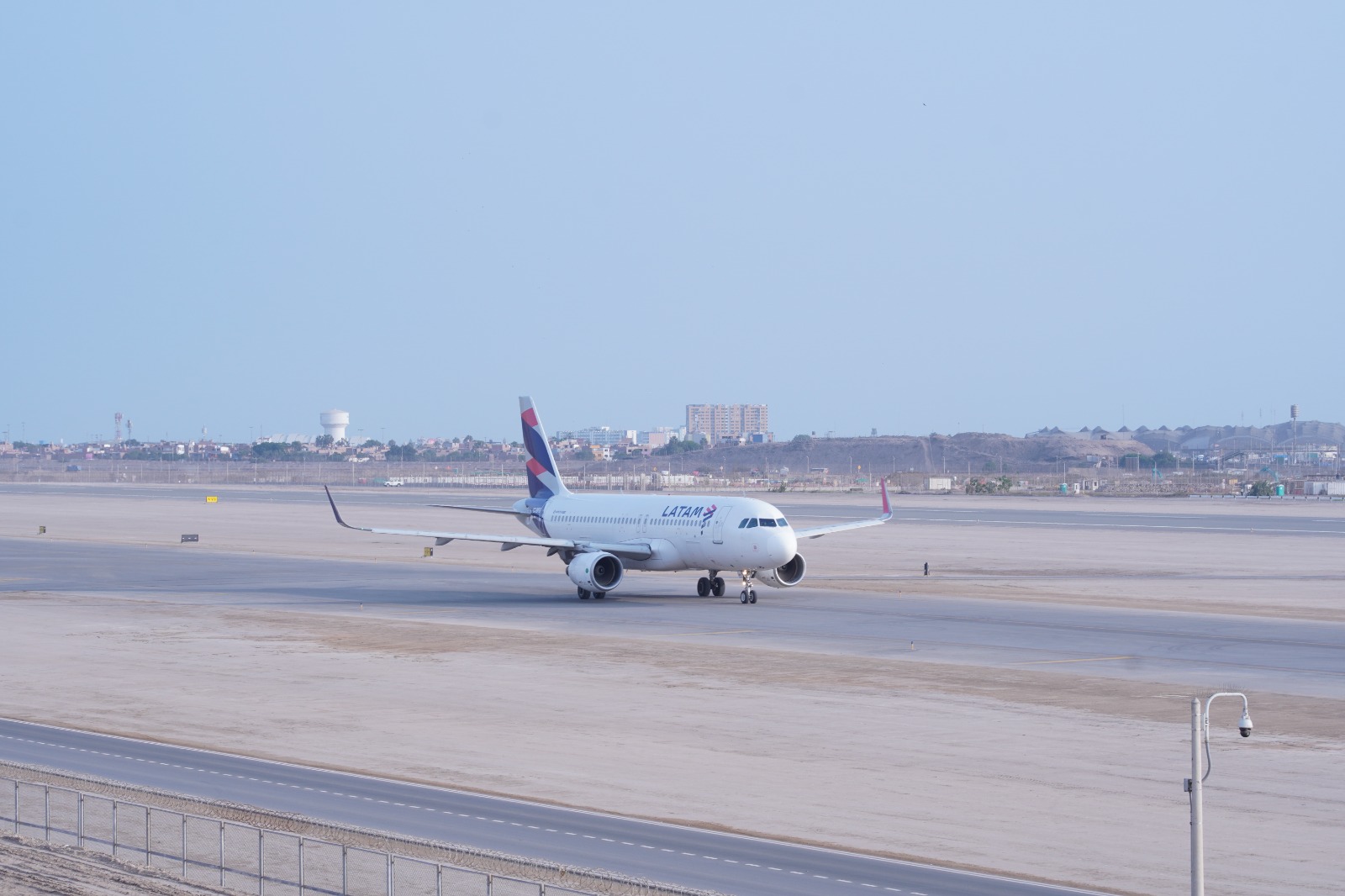 Nueva torre de control y segunda pista del aeropuerto Jorge Chávez se utilizan de 4 a 6 de la tarde