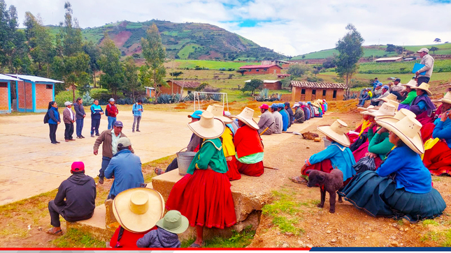 En articulación con el Proyecto Poncho Verde del Gobierno Regional de Cajamarca, Agencia Agraria de Cajabamba y la Municipalidad Distrital de Condebamba , se realizó una capacitación de siembra y manejo de la Tara.
La demostración de la siembra se dio en el Centro Educativo 821089 donde se dio a conocer la importancia económica de la Tara con los productores del Centro Poblado de Chichir
