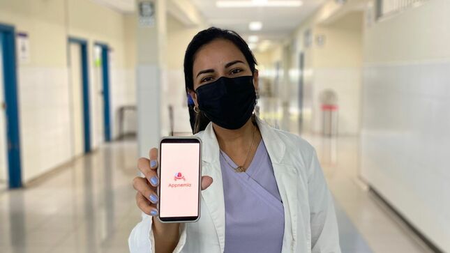 Personal médico mostrando el teléfono móvil con la aplicación activada