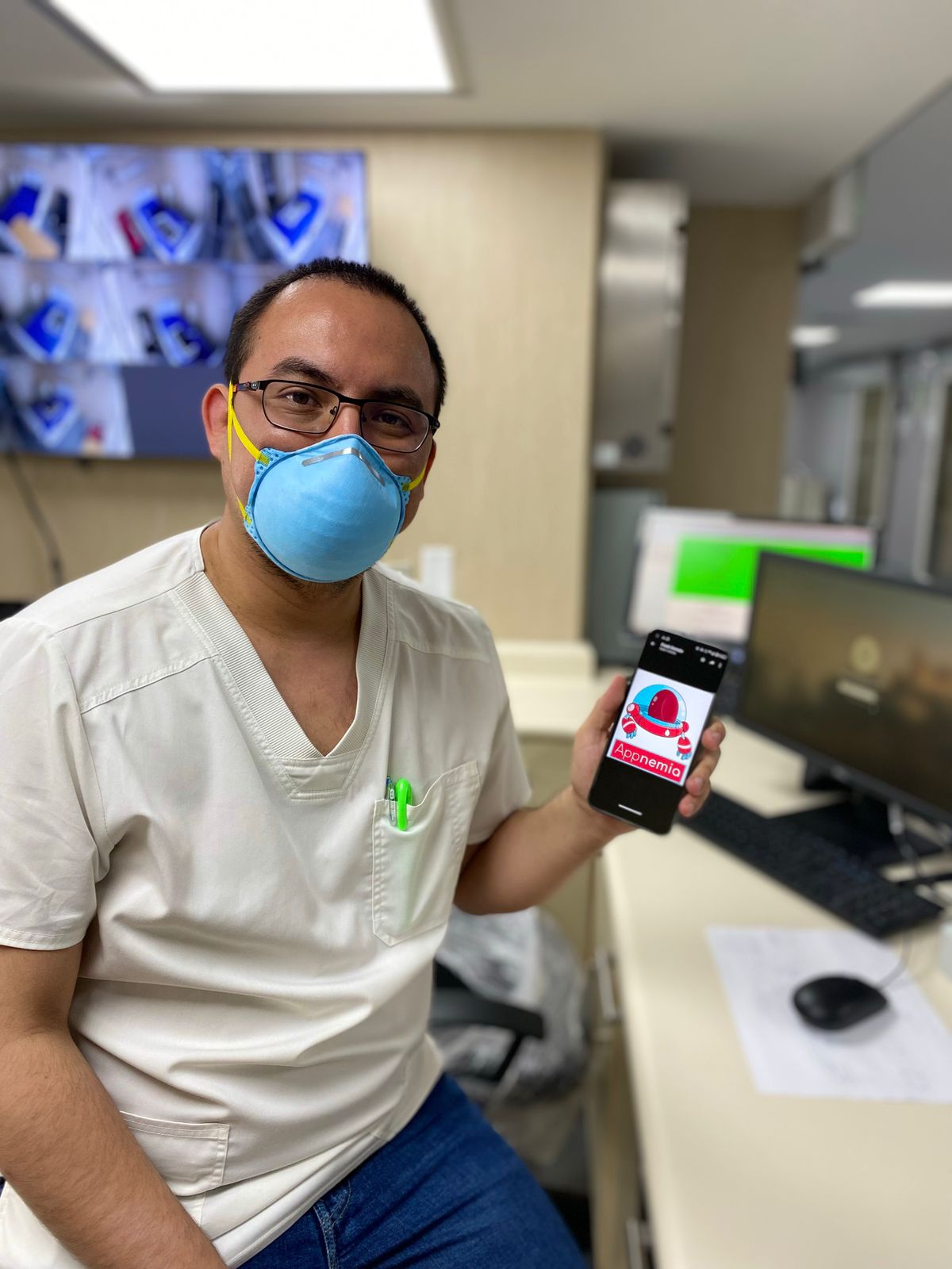 Personal médica haciendo uso de la aplicación móvil