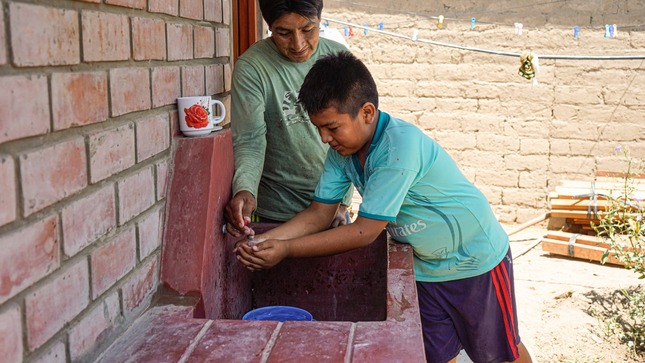 Niños se lavan las manos