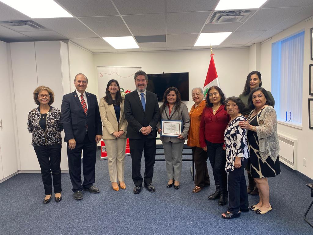 RECONOCIMIENTO A LA SRA. BETZABE REQUENA 1