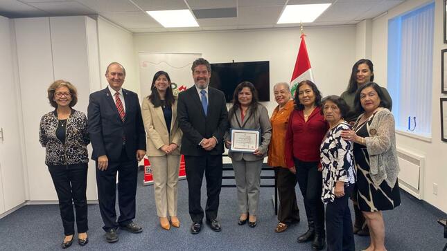 RECONOCIMIENTO A LA SRA. BETZABE REQUENA 1