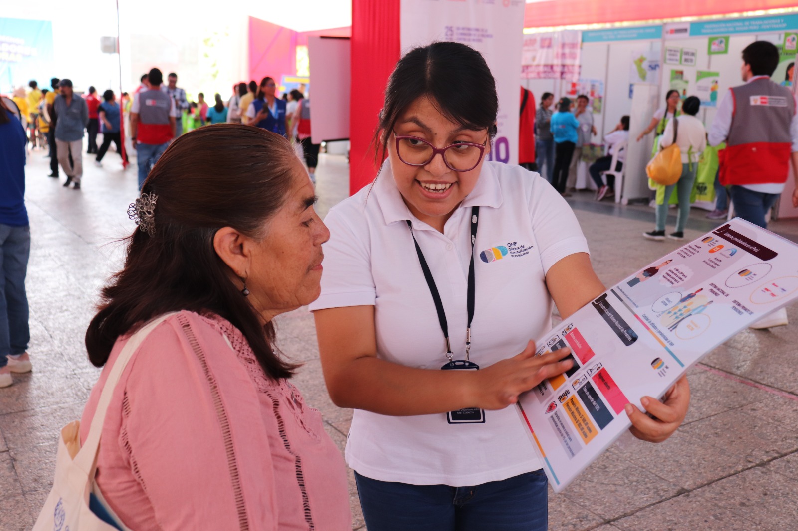 ONP capacita a trabajadoras del hogar en feria para promover sus derechos laborales