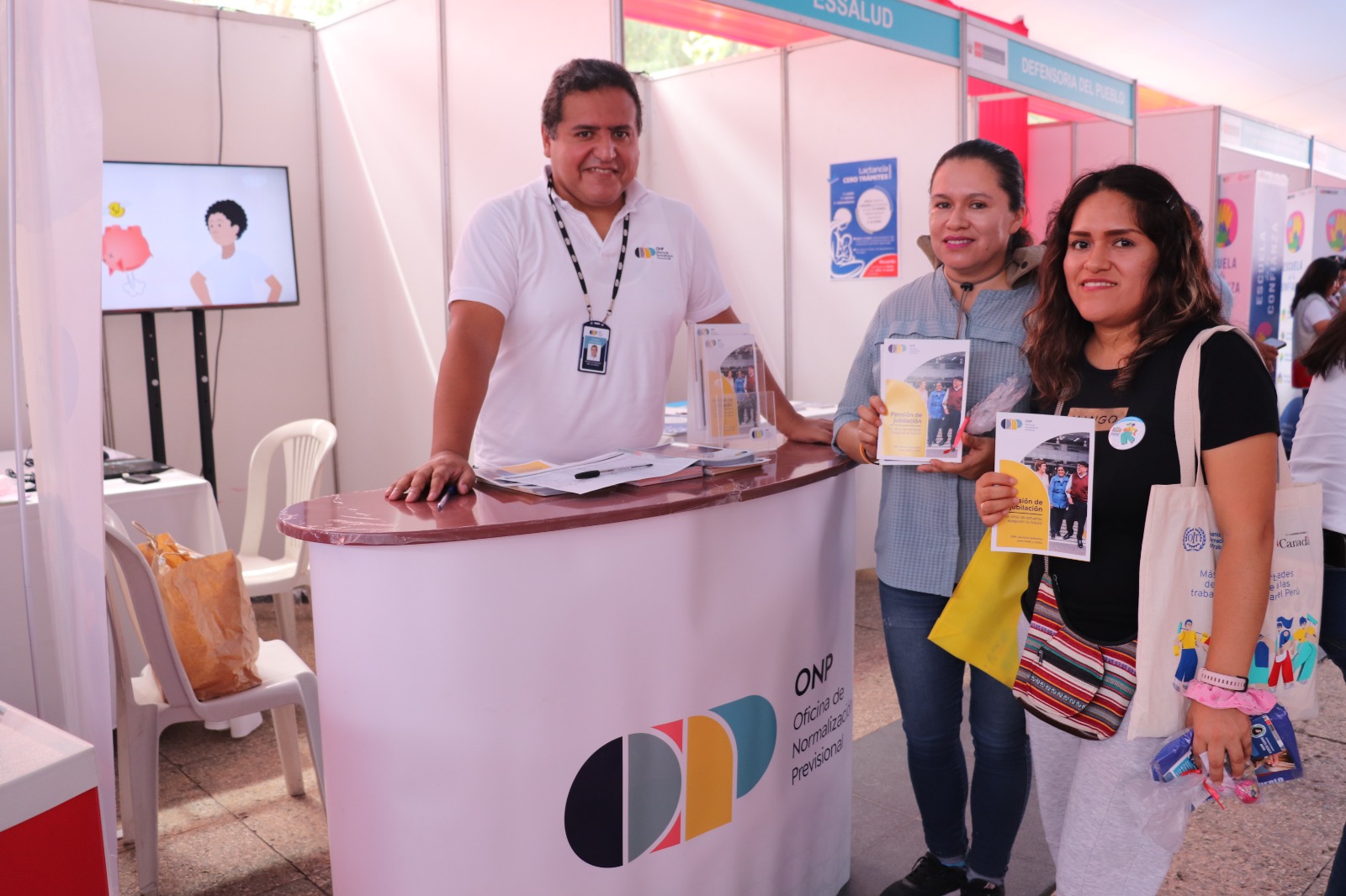 ONP capacita a trabajadoras del hogar en feria para promover sus derechos laborales