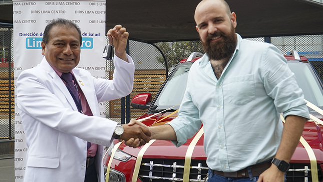 imagen 1 de Universidad Científica del Sur realiza donación de camioneta a Diris Lima Centro