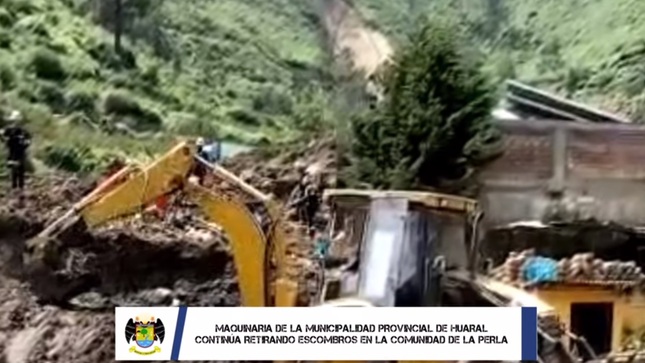 Maquinaria de la Municipalidad Provincial de Huaral continúa retirando escombros en la comunidad de La Perla
