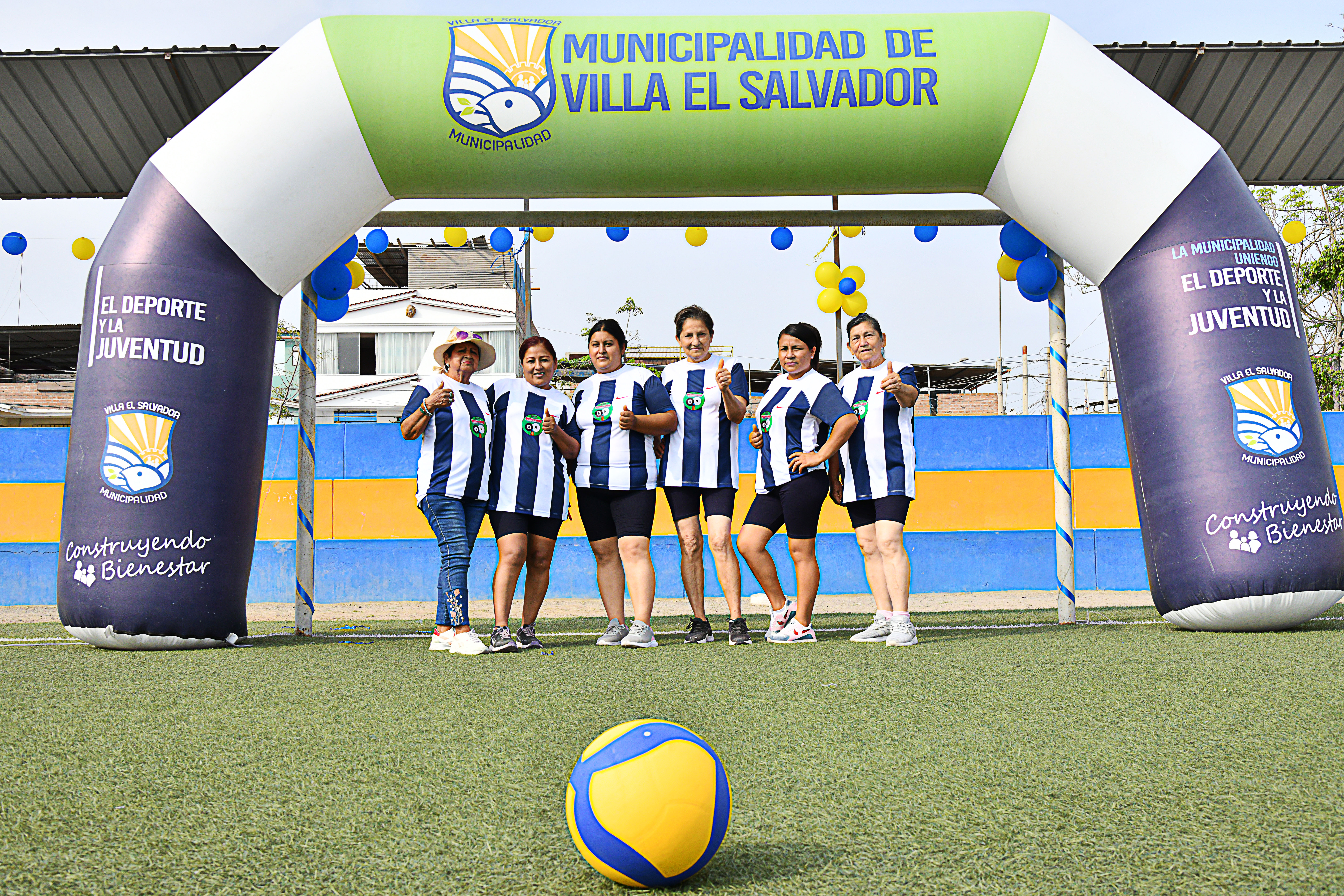 Mamitas de comedores populares y ollas comunes disfrutan del campeonato de vóley de integración