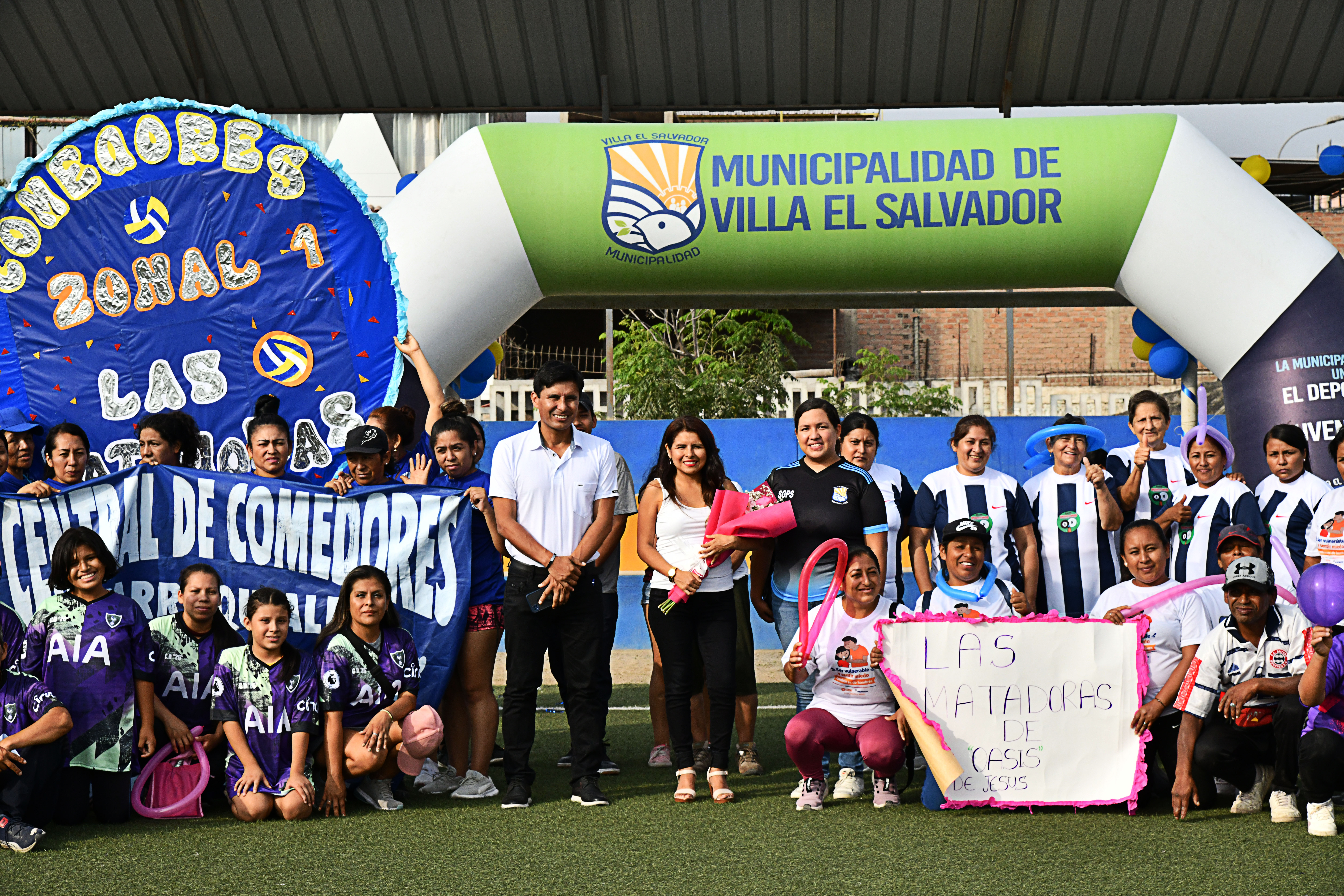 Mamitas de comedores populares y ollas comunes disfrutan del campeonato de vóley de integración
