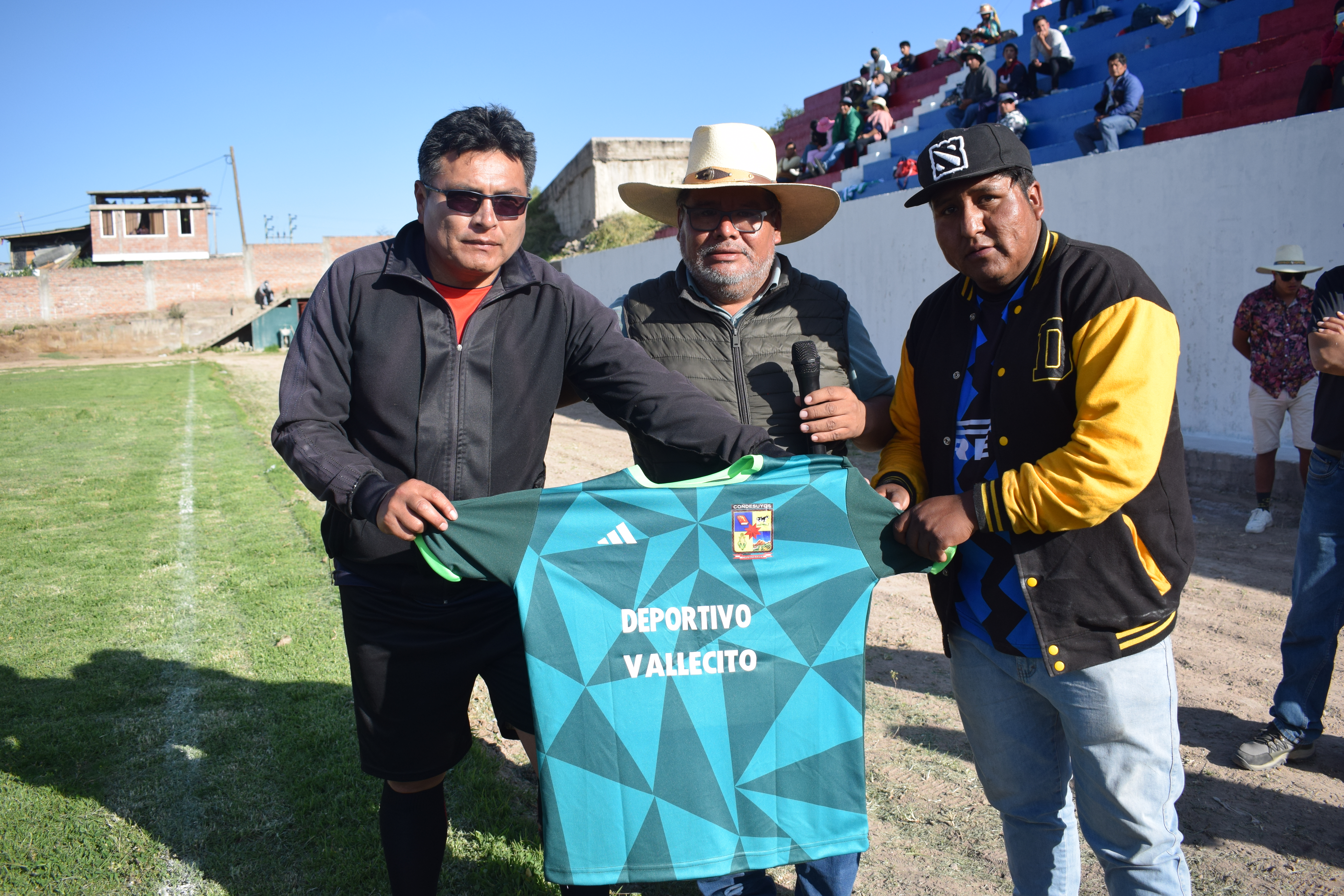 Foto de la entrega de camisetas.