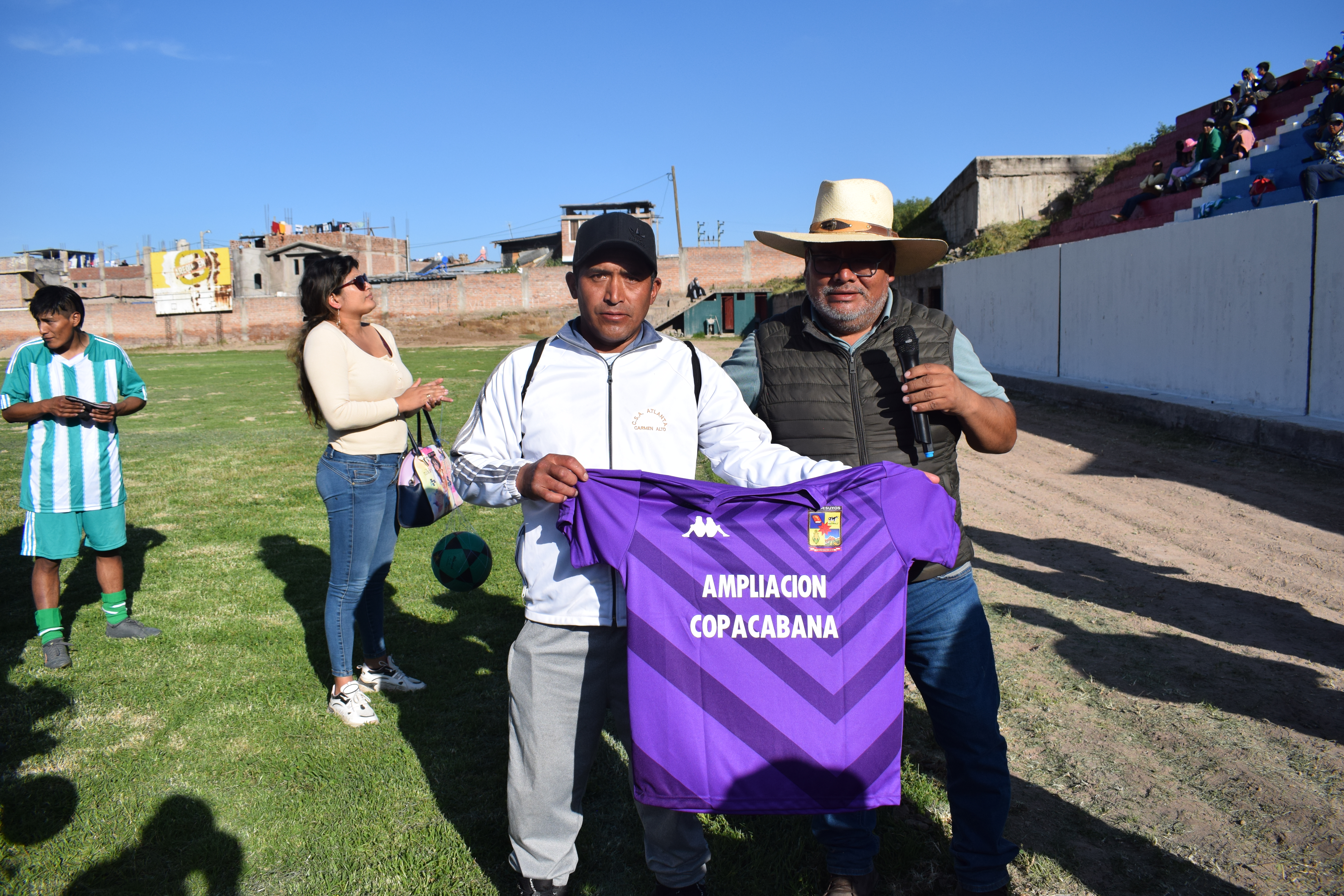 Foto de la entrega de camisetas