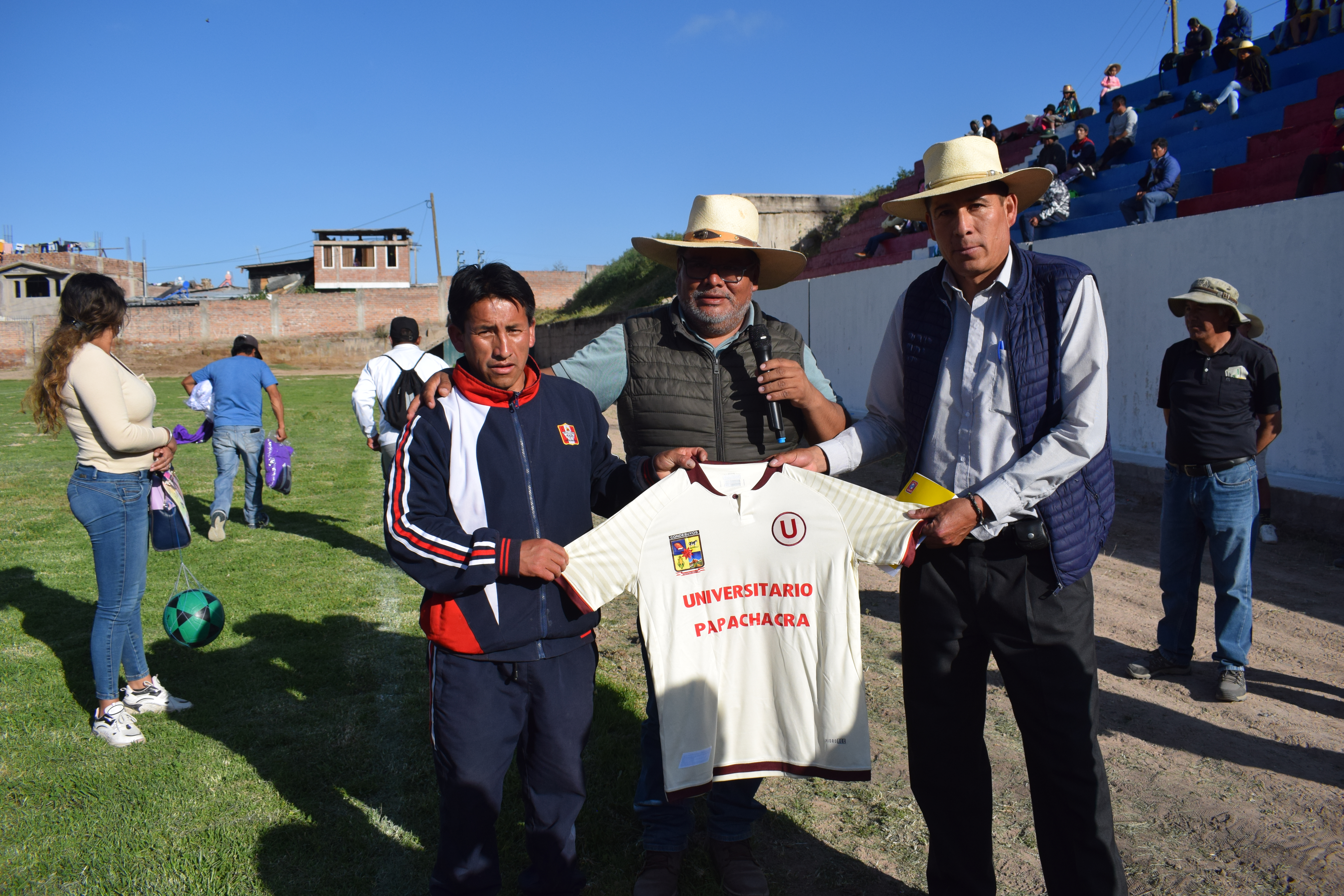 Foto de la entrega de camisetas