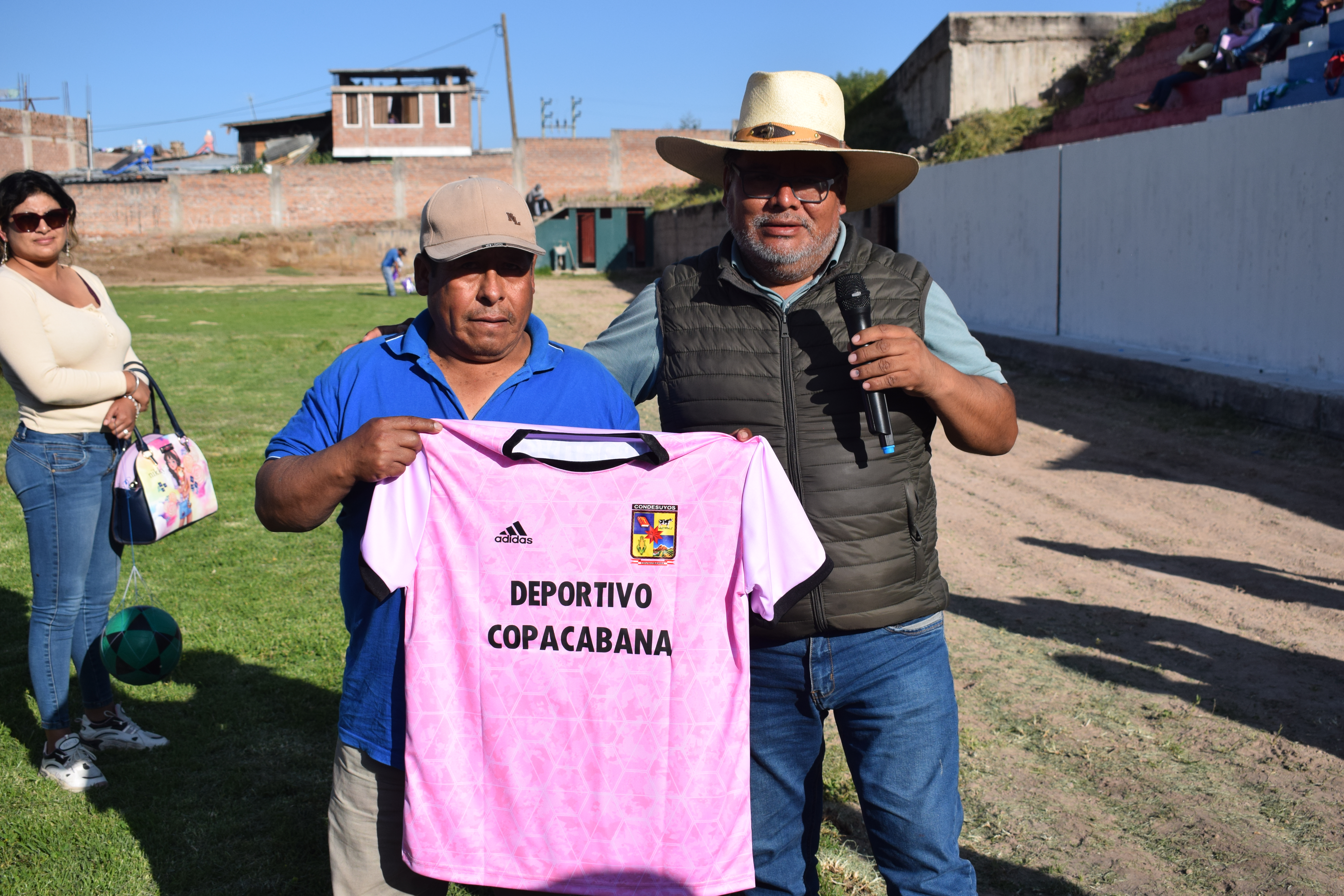 Foto de la entrega de camisetas