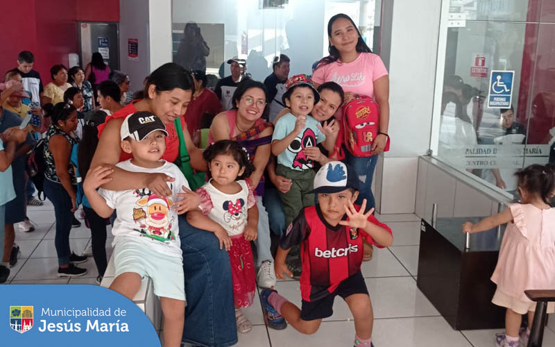 nuestros pequeños jesusmarianos y sus familias 👨👩👧👦 pudieron participar de la proyección de 📽️ películas infantiles en el auditorio de nuestro Centro Cultural.