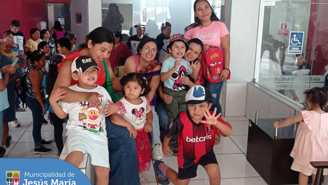 nuestros pequeños jesusmarianos y sus familias 👨‍👩‍👧‍👦 pudieron participar de la proyección de 📽️ películas infantiles en el auditorio de nuestro Centro Cultural.