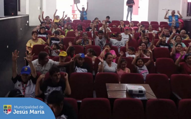 nuestros pequeños jesusmarianos y sus familias 👨👩👧👦 pudieron participar de la proyección de 📽️ películas infantiles en el auditorio de nuestro Centro Cultural.