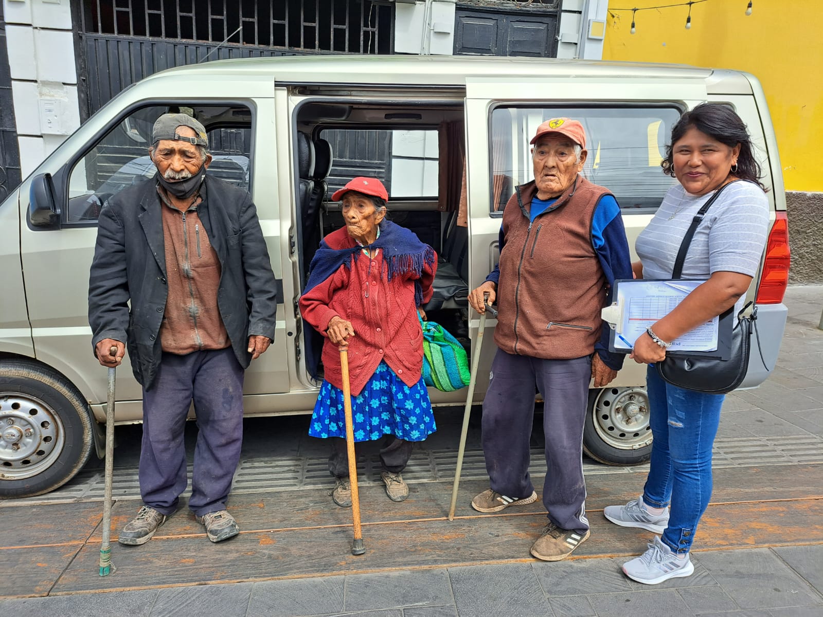 Municipalidad Distrital de Mejía brinda apoyo a los beneficiarios del programa “Pensión 65", movilizándolos a la ciudad de Mollendo para realizar su cobro respectivo.