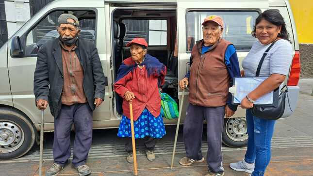 Municipalidad Distrital de Mejía brinda apoyo a los beneficiarios del programa “Pensión 65", movilizándolos a la ciudad de Mollendo para realizar su cobro respectivo.