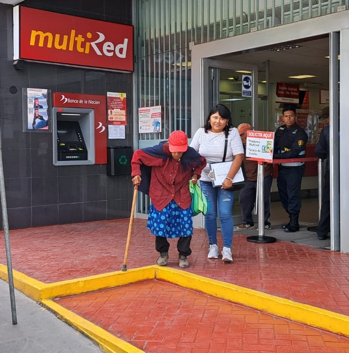 Municipalidad Distrital de Mejía brinda apoyo a los beneficiarios del programa “Pensión 65", movilizándolos a la ciudad de Mollendo para realizar su cobro respectivo.