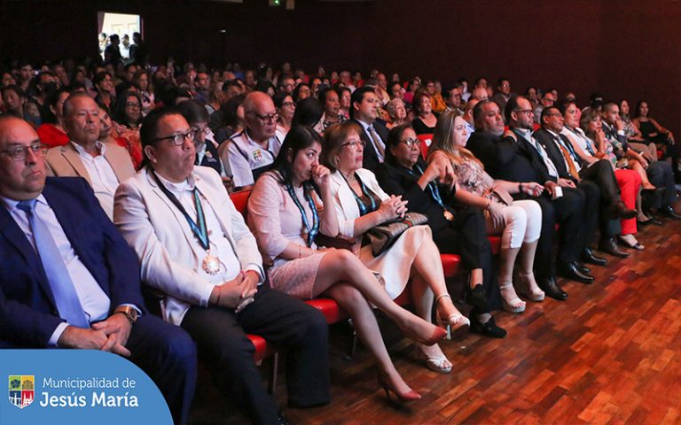 En este evento, que contó con la participación de cientos de vecinos, se pudo exponer las principales medidas realizadas en este corto tiempo para el desarrollo de campañas y proyectos en salud, seguridad ciudadana, fiscalización, limpieza, parques, cultura, entre otros. Además se brindó el detalle de la situación crítica en la que encontró el distrito y las acciones legales que se vienen tomando.
